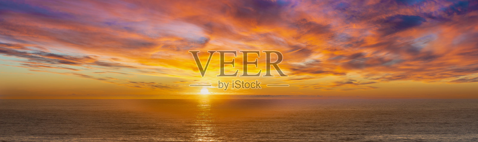 天空替换Photoshop:日落和日出在海洋地平线水与戏剧性的天空照片摄影图片