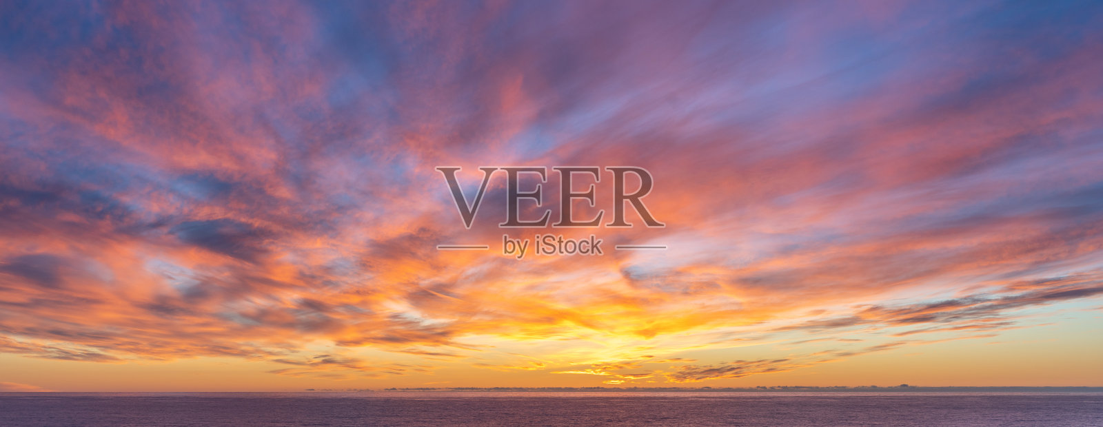 天空替换Photoshop:日落和日出在海洋地平线水与戏剧性的天空照片摄影图片