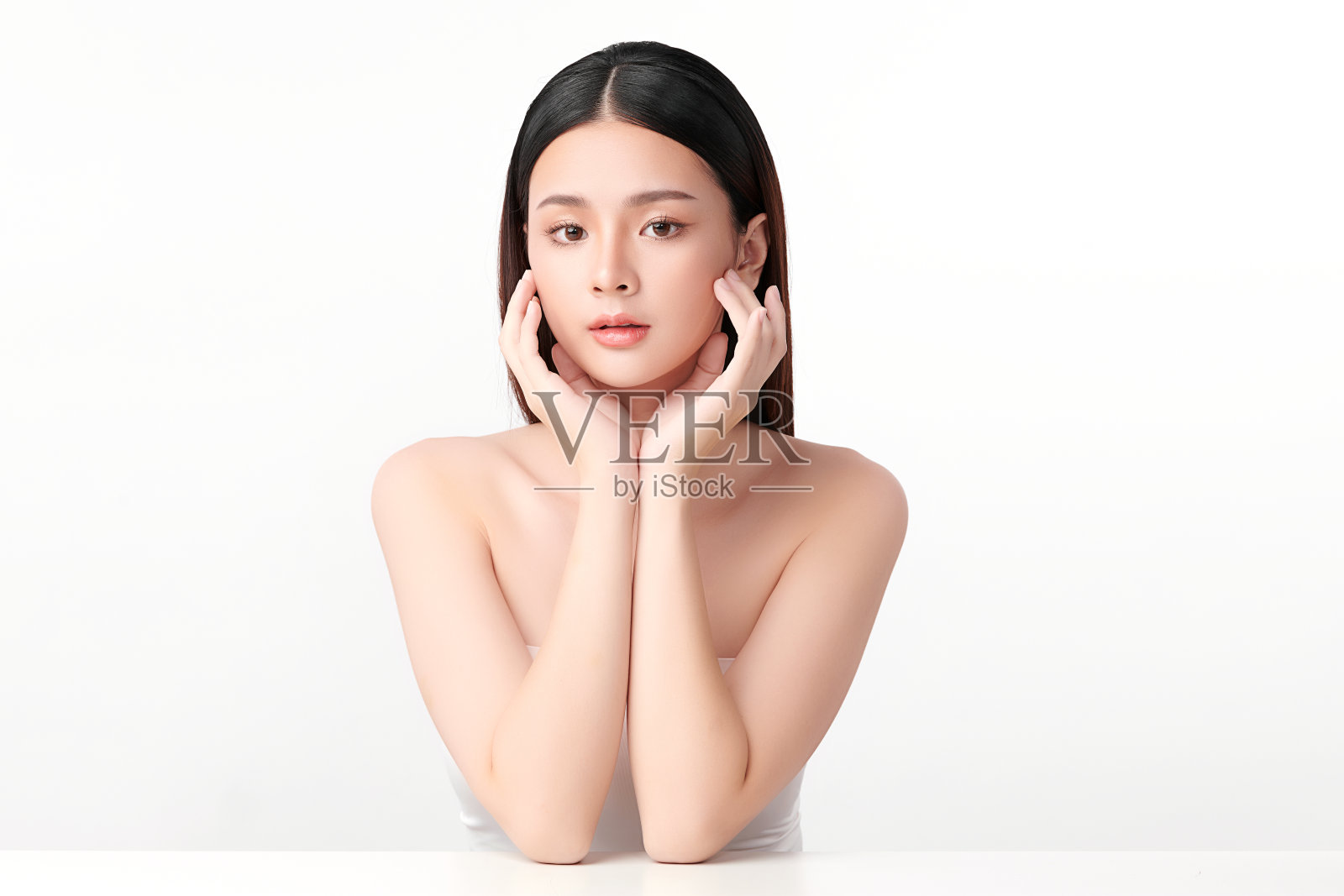 美丽年轻的亚洲女性与清洁新鲜的皮肤在白色的背景，面部护理，面部治疗，美容，美容和水疗，亚洲女性肖像。照片摄影图片