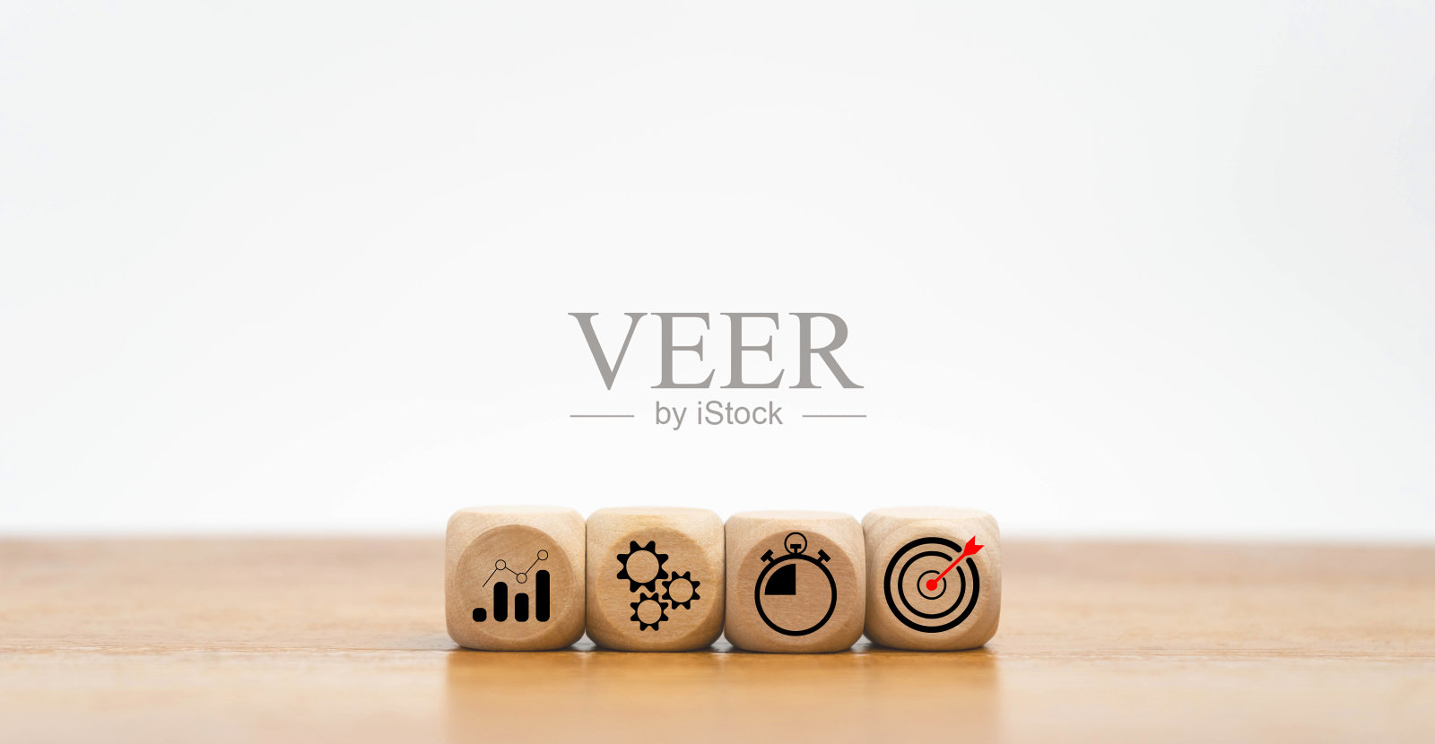 商业战略，行动计划，目标和目标，堆叠木块步骤与图标关于商业战略和行动计划。业务发展理念。副本的空间。图标素材