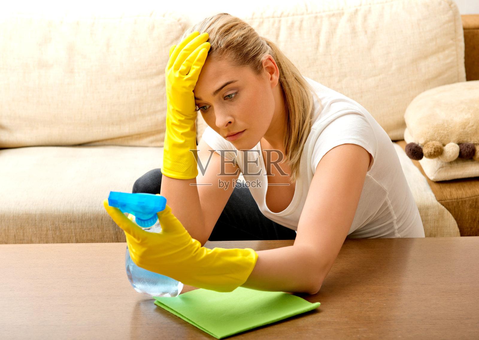 疲惫的年轻女子厌倦了打扫她的家照片摄影图片