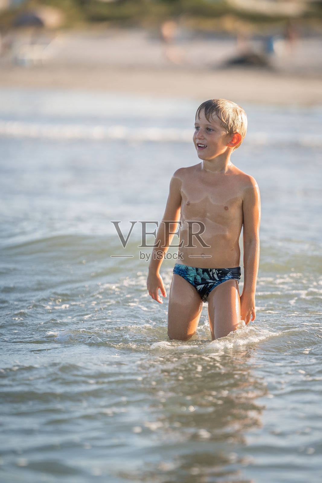 湿的小男孩在水上思考照片摄影图片