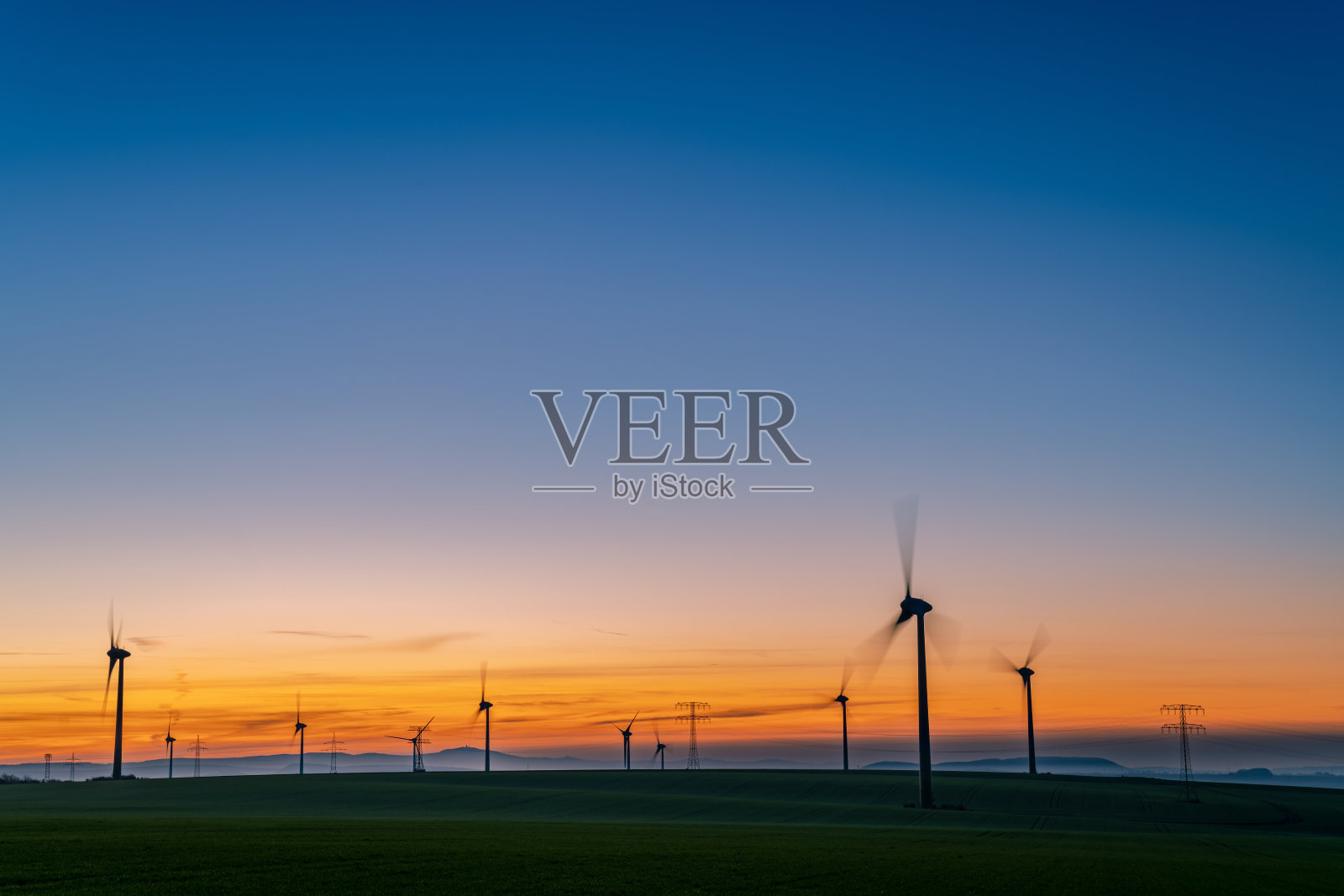 风电场/风力涡轮机/日落后黄昏/绿色交易/可再生能源/绿色能源照片摄影图片