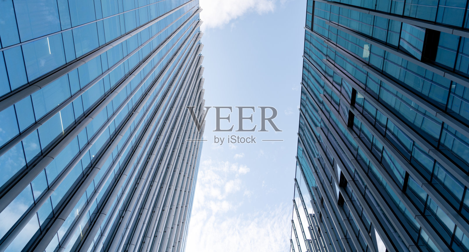 现代玻璃建筑的低角度视图照片摄影图片