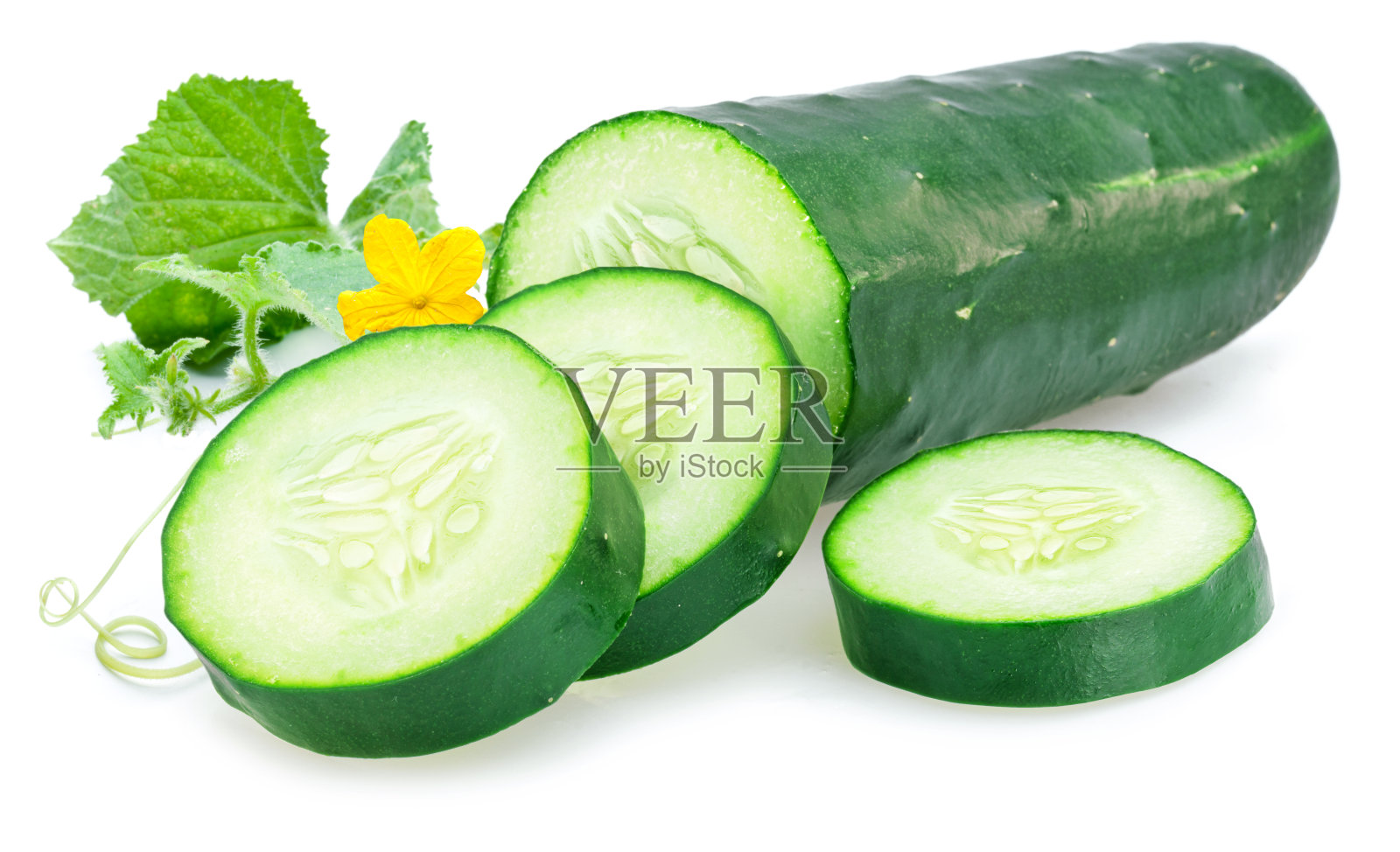切片黄瓜与叶和花孤立在白色背景。照片摄影图片