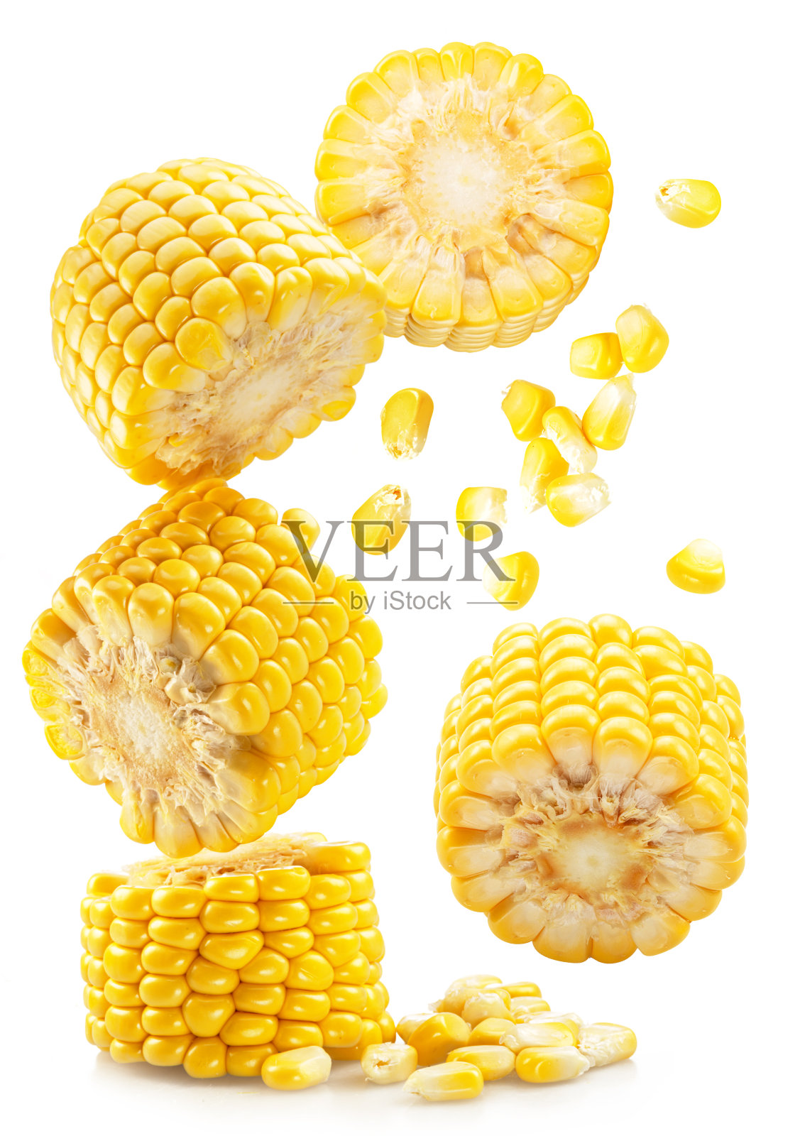 白色背景上的玉米芯或玉米芯和在空中飞行的玉米种子。照片摄影图片