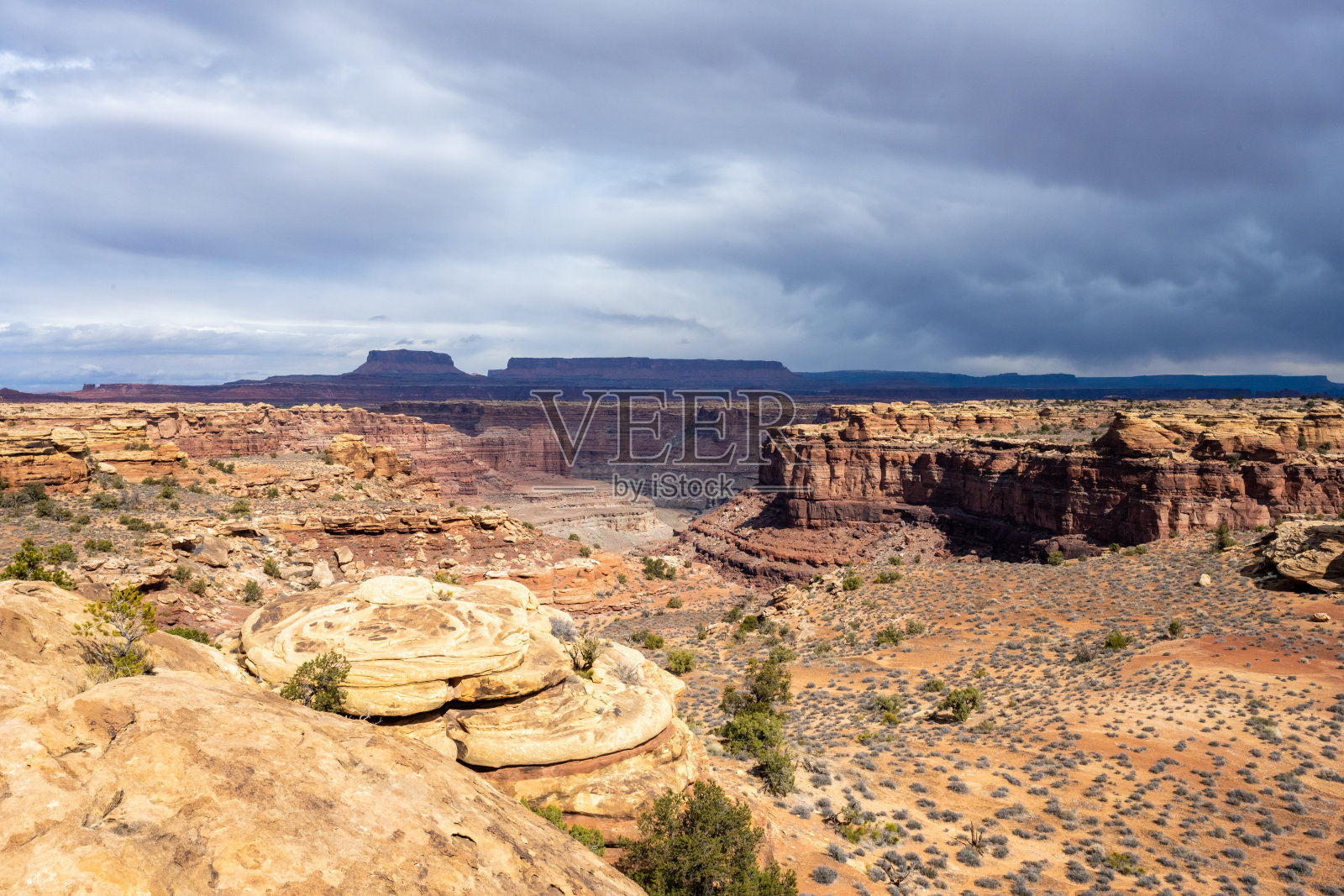 光滑的岩石脚径向北看岛屿在天空照片摄影图片