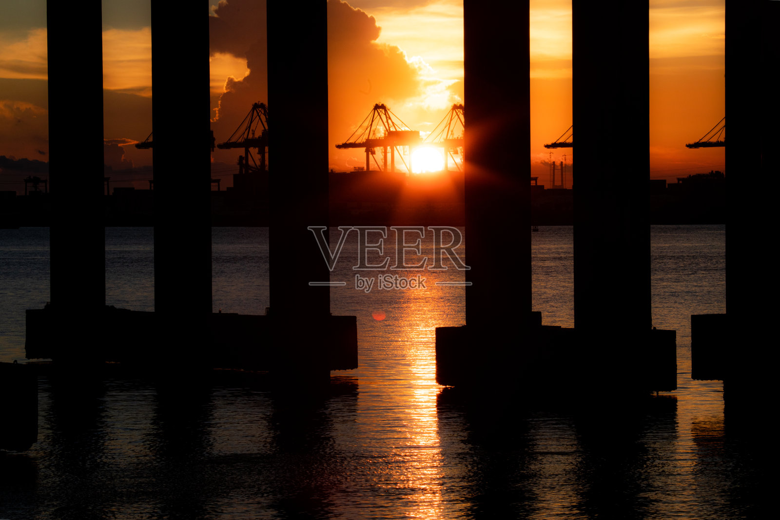 远眺港的日落照片摄影图片