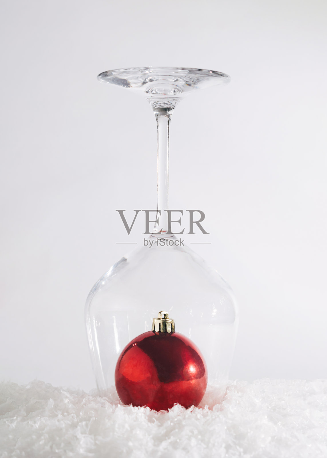 新年红玩意在酒杯里照片摄影图片