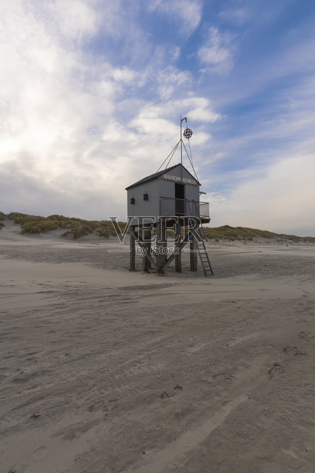 海滩上的小屋是为从海里冲上来的人准备的庇护所照片摄影图片