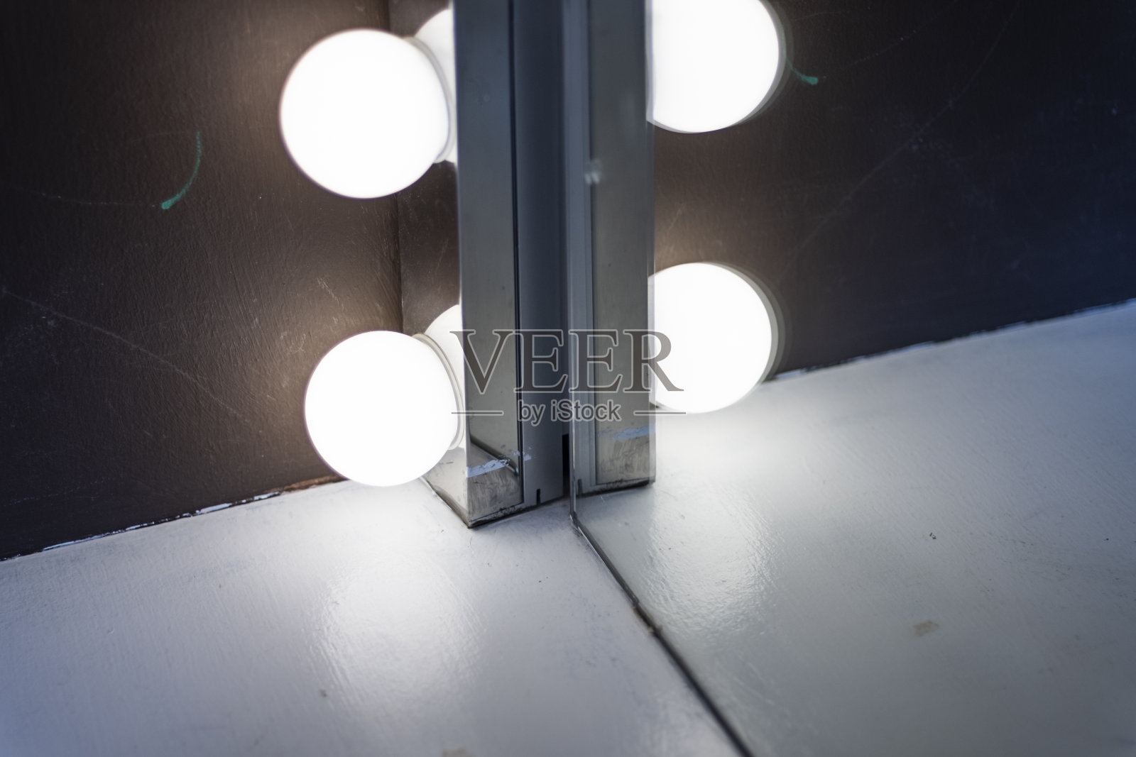 一排灯泡反射在照相机的镜面边缘上照片摄影图片