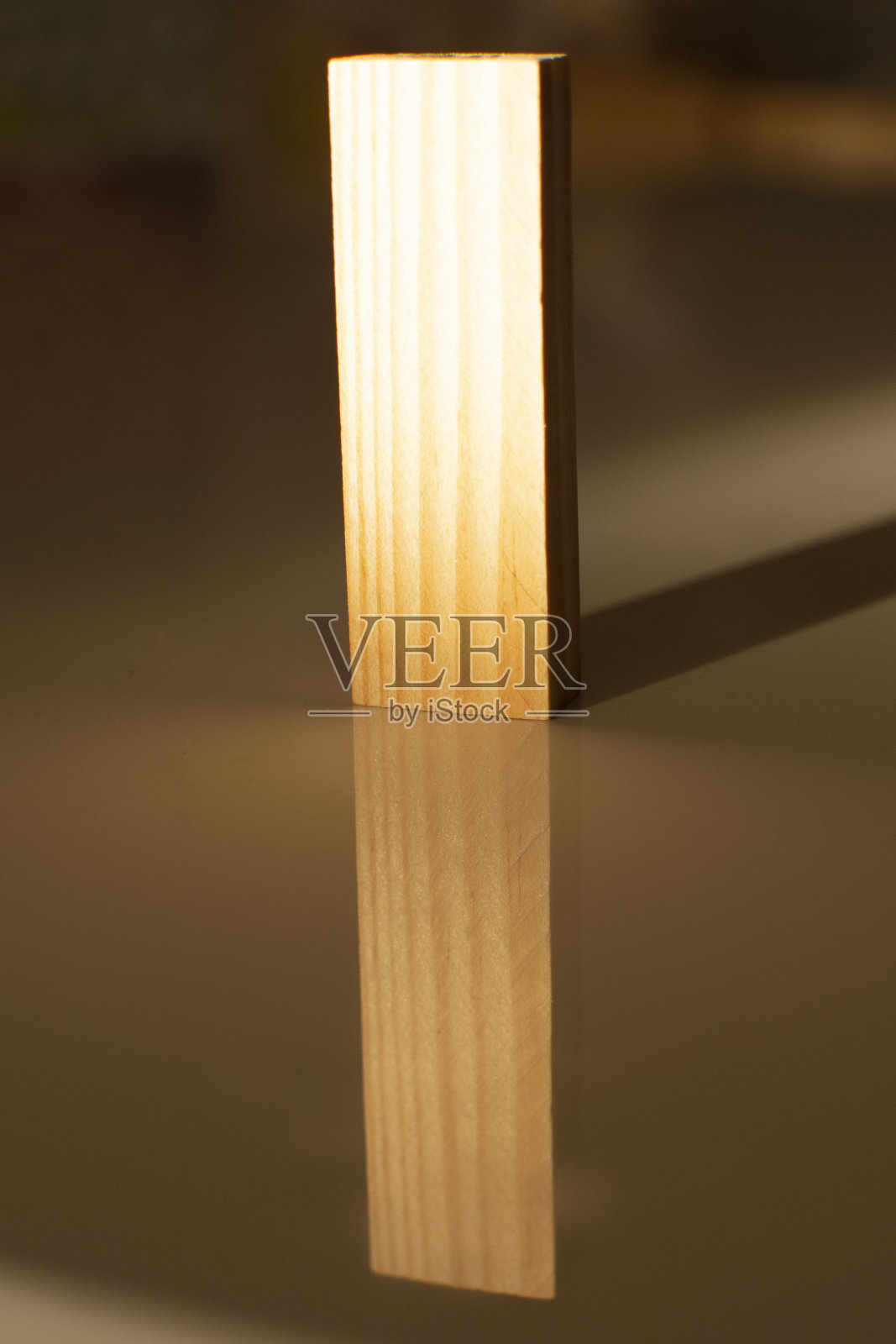 木块在米色背景上的阴影。摘要照片摄影图片