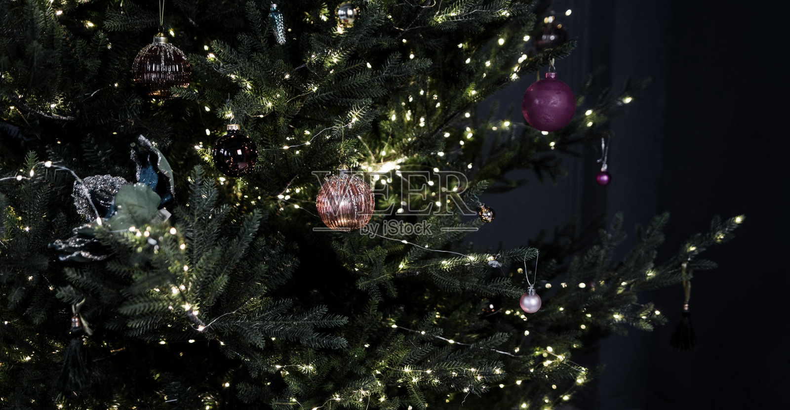 有球的圣诞树照片摄影图片