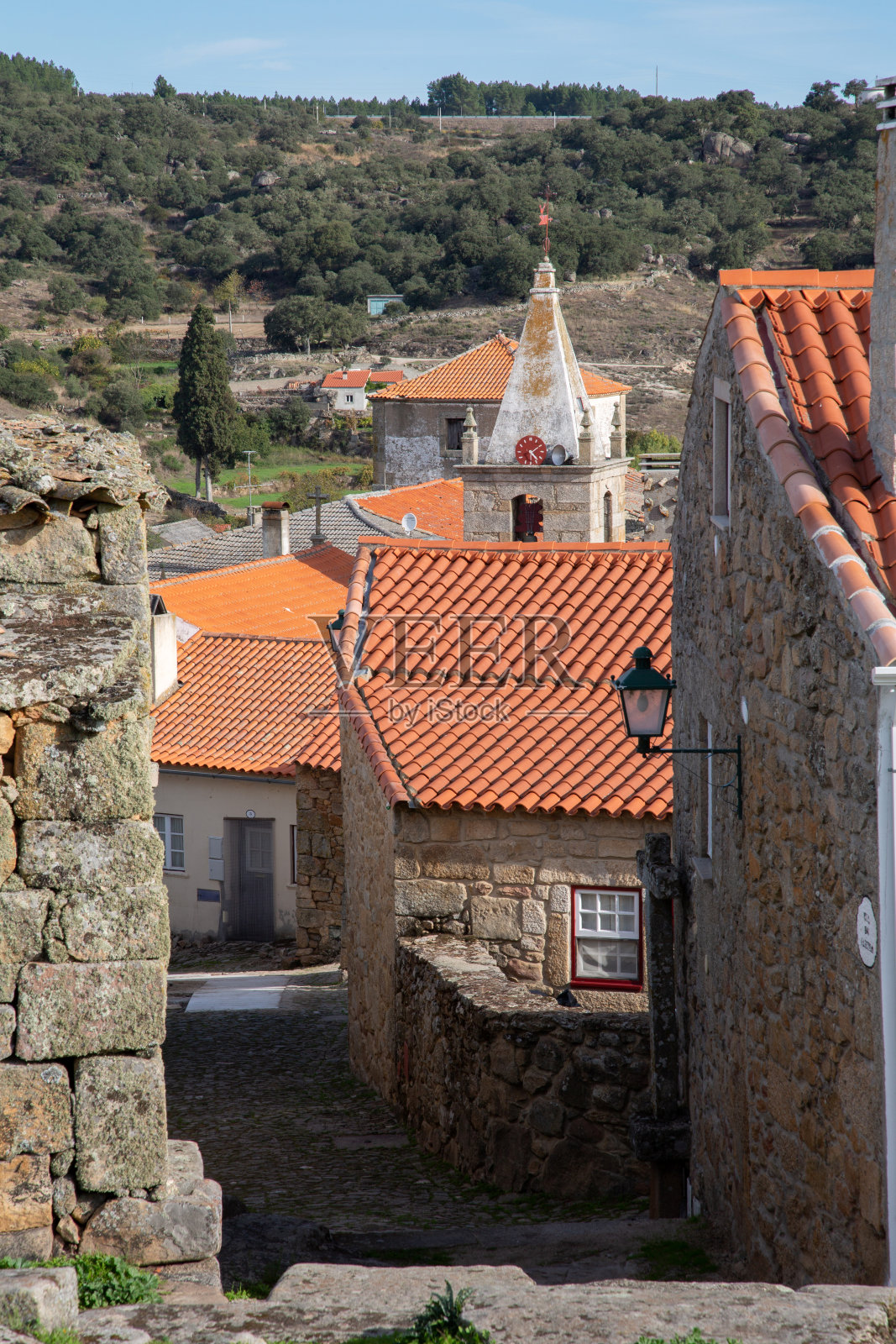 Castelo Mendo的教堂和村庄屋顶照片摄影图片