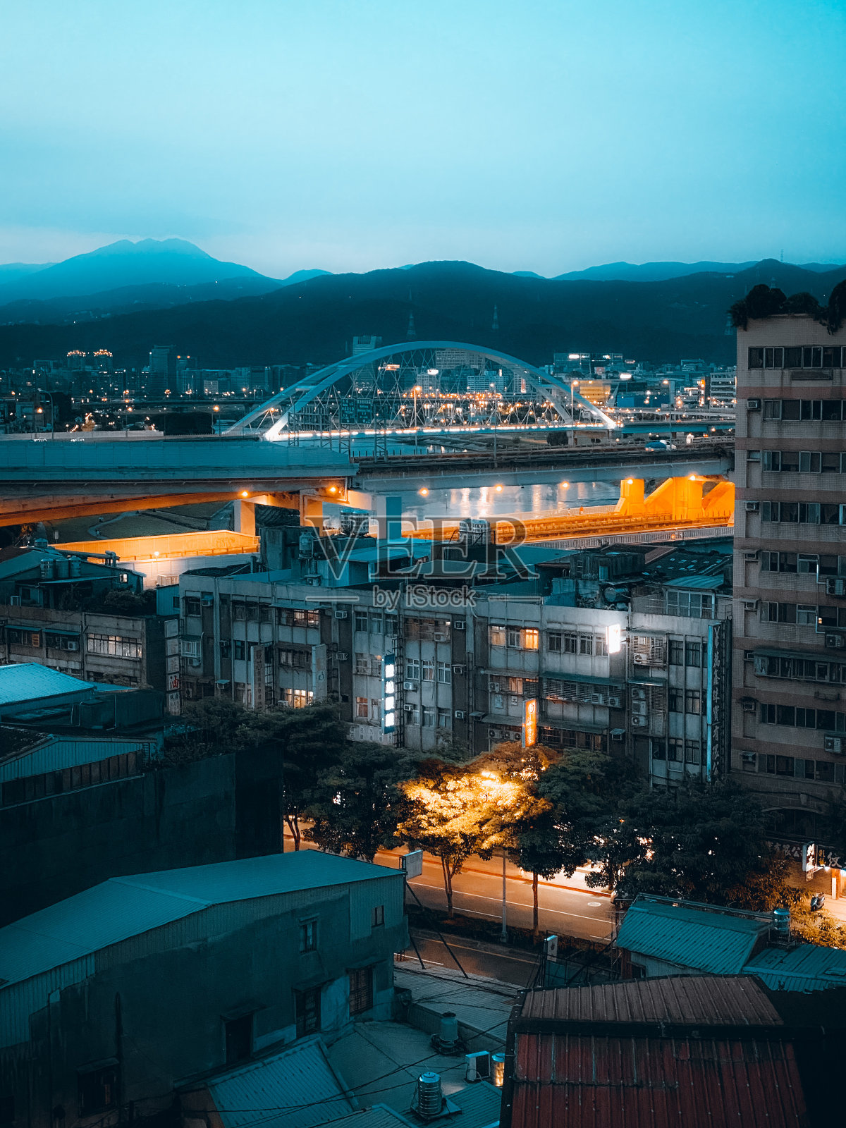 夜间台湾台北天际线桥的城市风景照片摄影图片