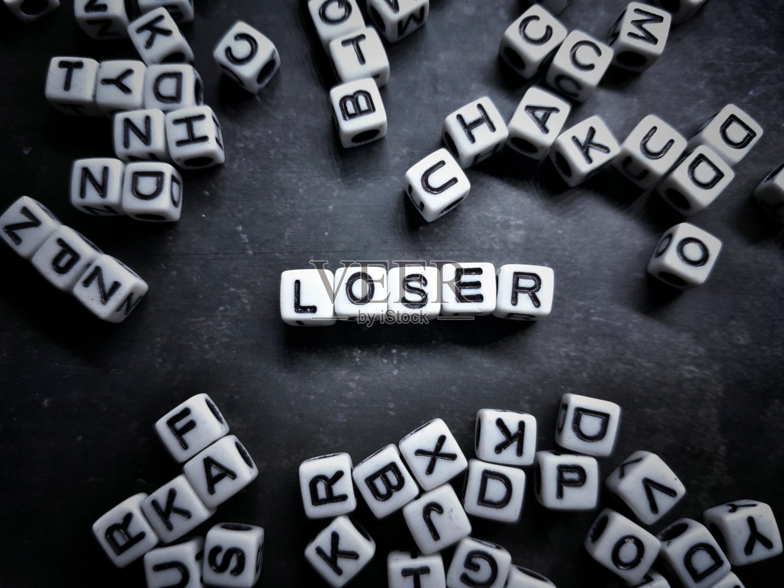 黑色背景上写着“失败者”的字母块或字母骰子照片摄影图片