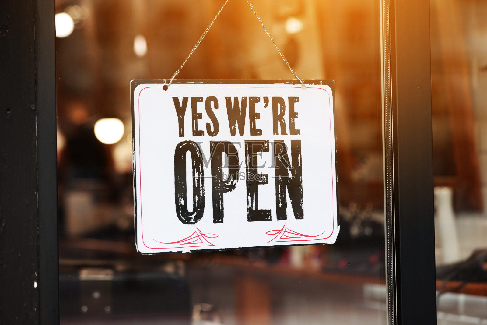 是的，我们是开放的金属板，玻璃门上有黑白标志的商店，咖啡馆，美容院，理发店在冠状病毒封锁隔离后。商业重新开张照片摄影图片