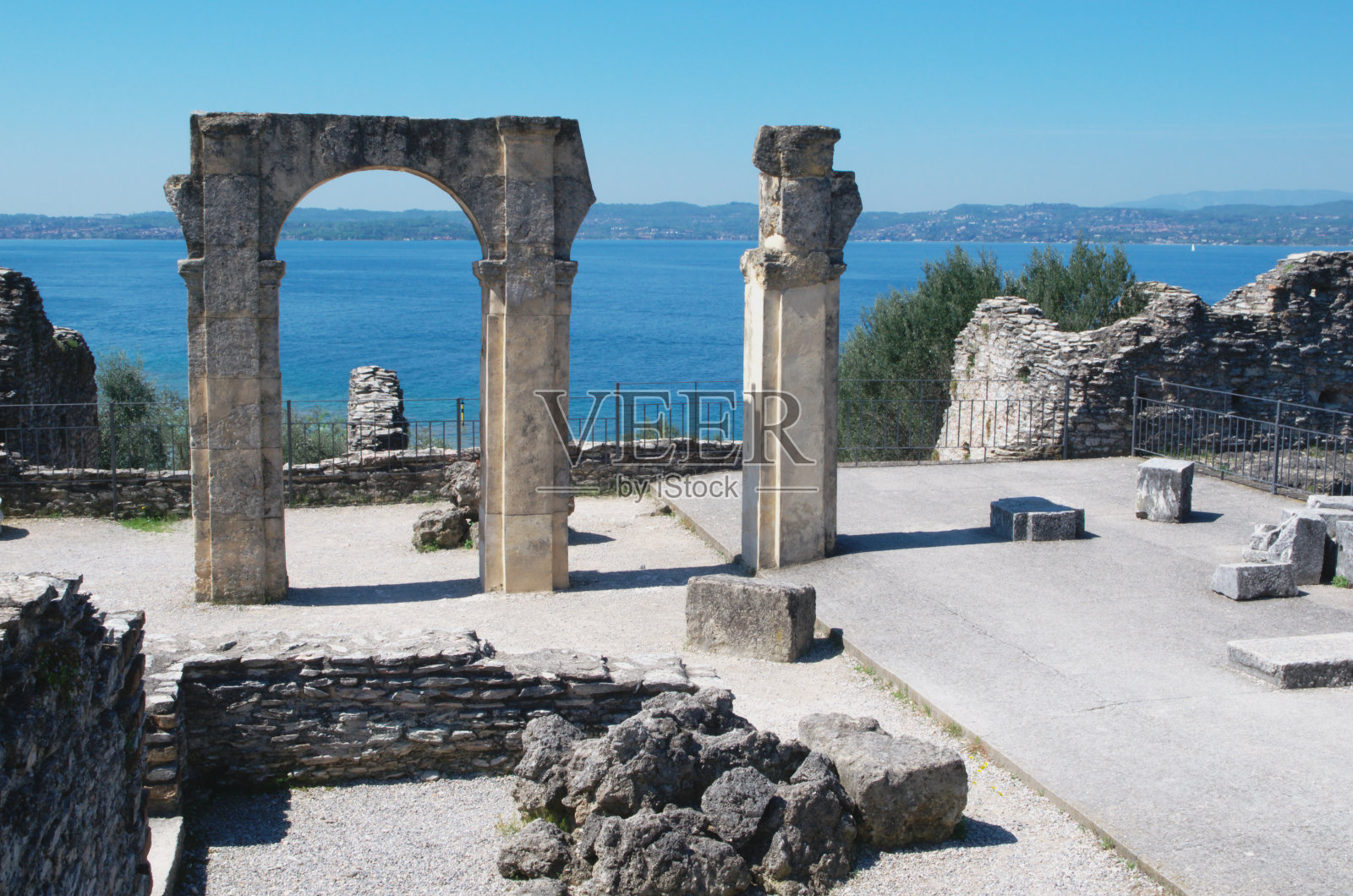 锡尔米奥内卡图卢斯石窟(考古区)照片摄影图片