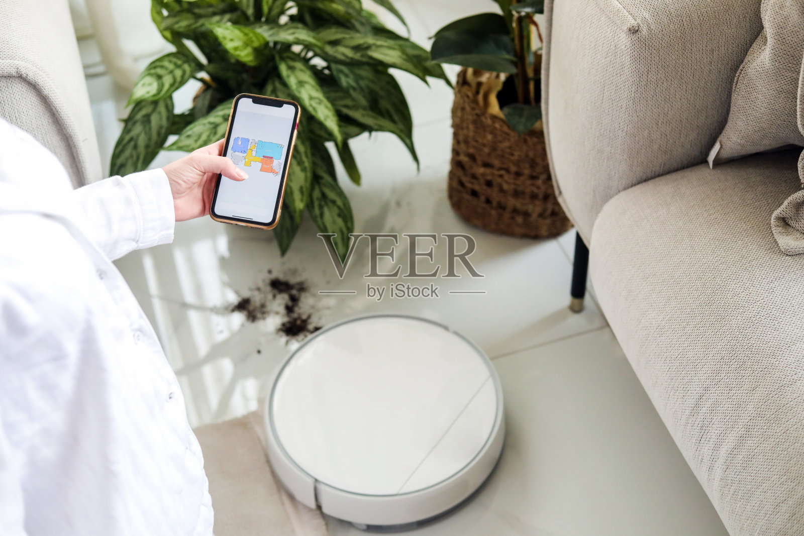 触摸科技，家居科技，地图机器人吸尘器，舒适家居生活方式照片摄影图片