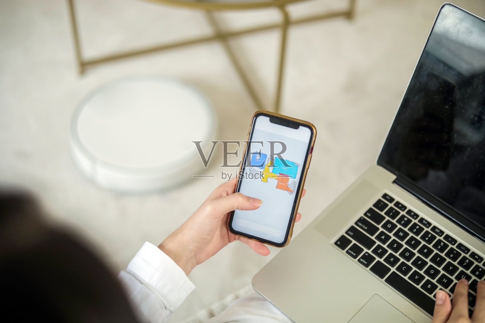 在家舒适工作，技术和生活方式，机器人吸尘器概念照片摄影图片