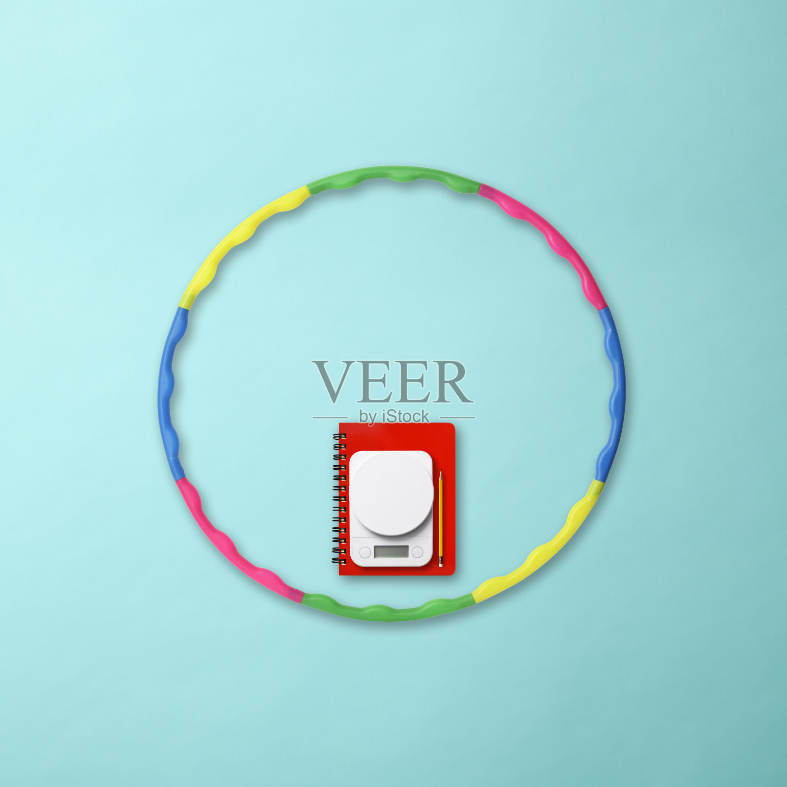 呼啦圈，厨房秤和螺旋笔记本照片摄影图片