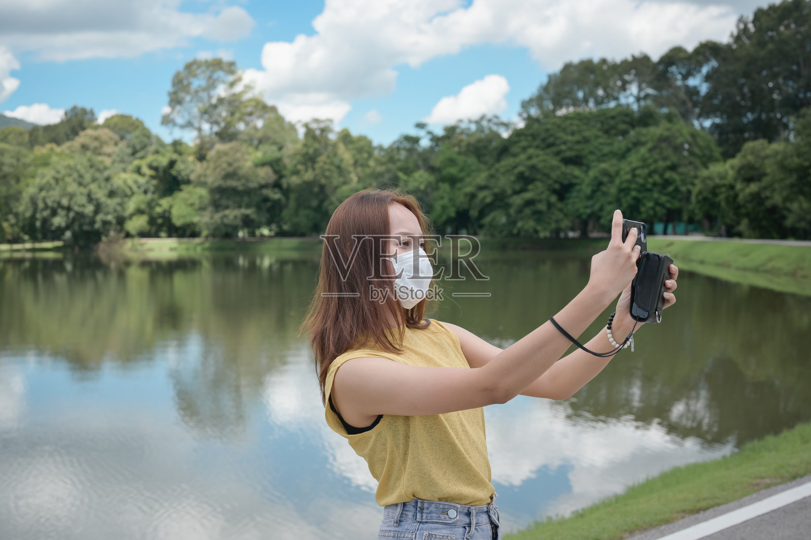 年轻女子用智能手机拍照照片摄影图片