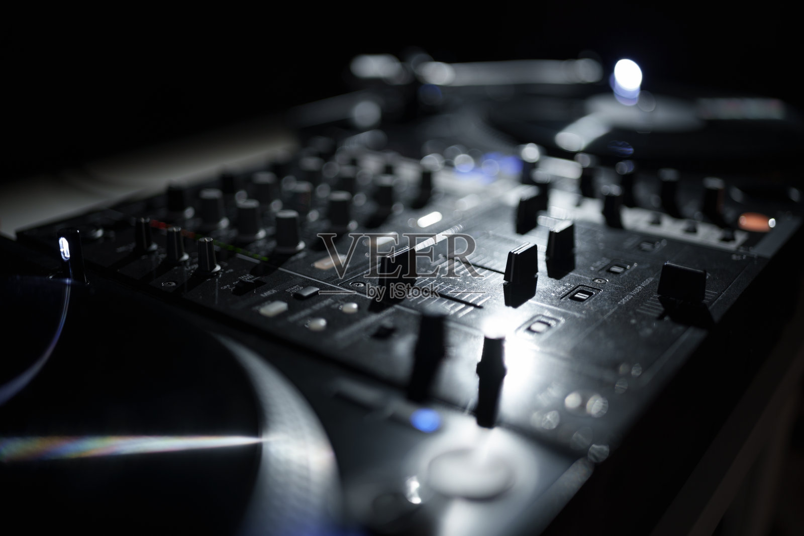 音乐会舞台上的Dj设置。音频混音器和黑胶转盘专业的音乐节目主持人照片摄影图片