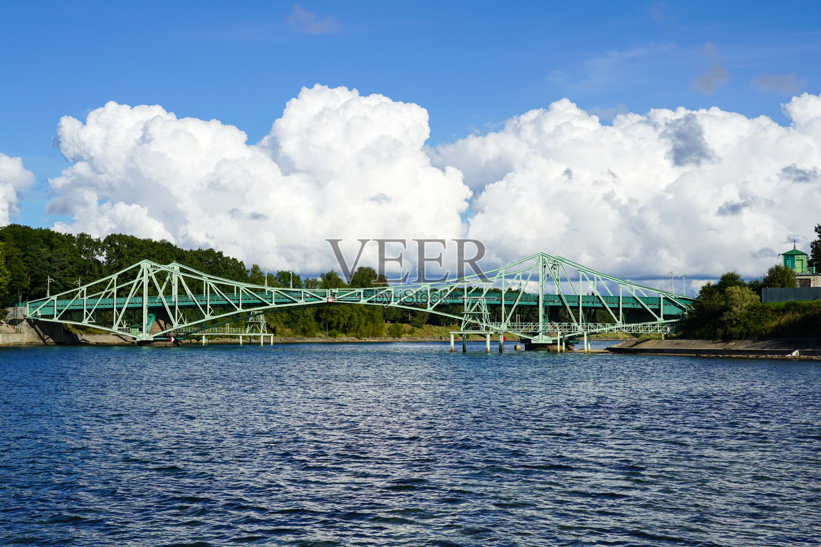 具有历史意义的可旋转铆接钢结构车桥，拉脱维亚利帕亚的地标照片摄影图片