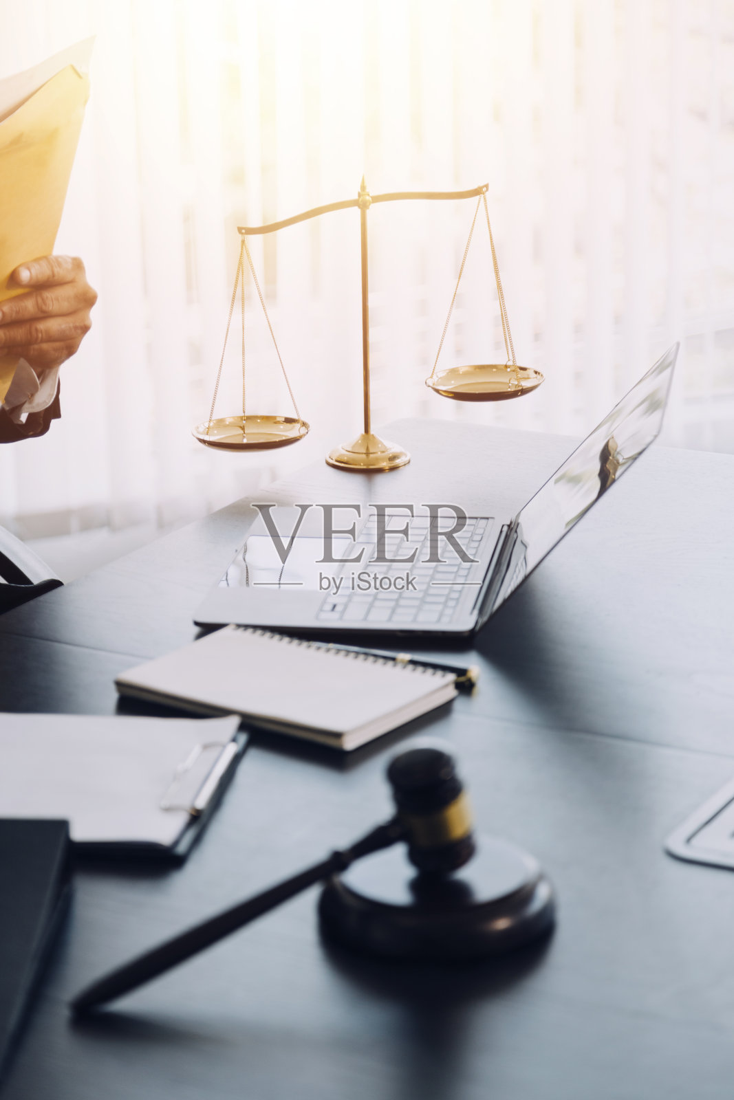 正义与法律观念。男法官在法庭的木桌上，律师或男律师在办公室工作。法律、咨询和正义理念。照片摄影图片