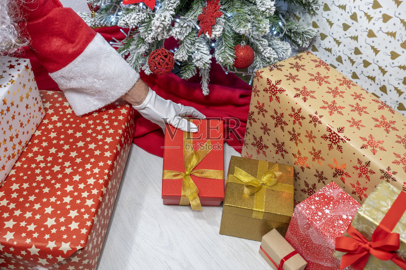 圣诞老人送的圣诞礼物。照片摄影图片