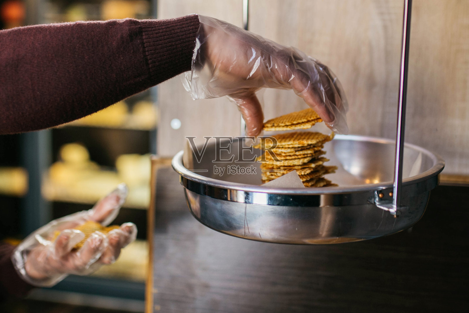 糖果师在餐厅厨房装饰糖果。糕点师正在制作手工作者蛋糕。烹饪食物的概念。照片摄影图片
