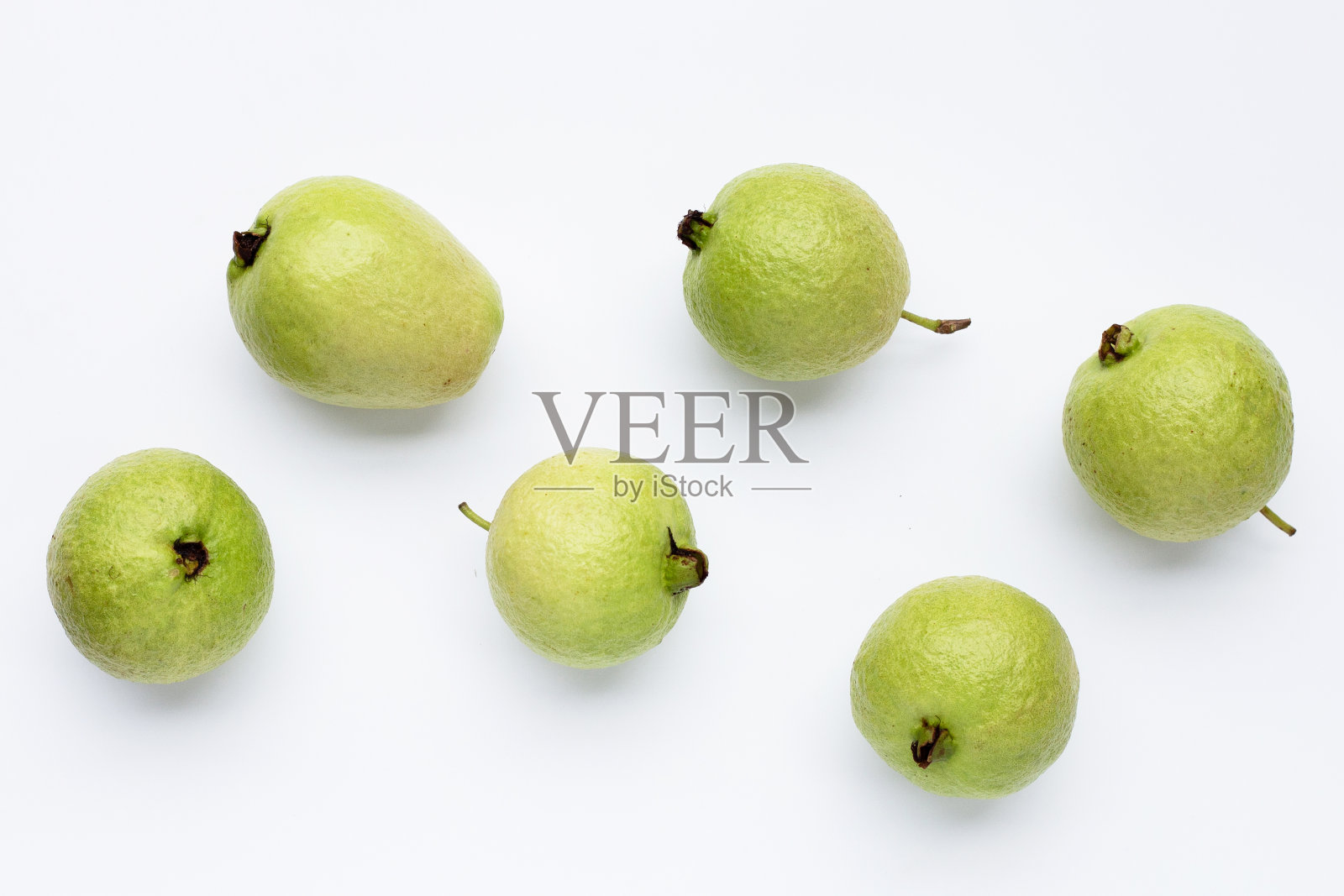 白色背景的新鲜番石榴。照片摄影图片