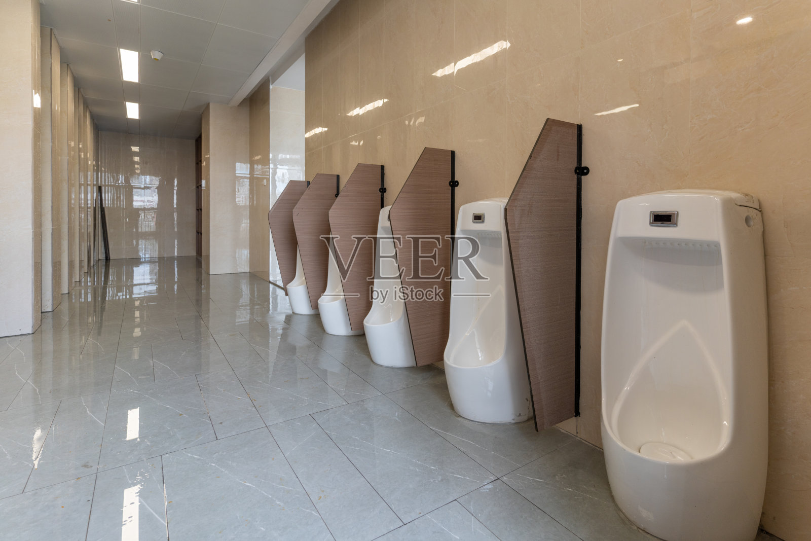 男厕新增空便池照片摄影图片