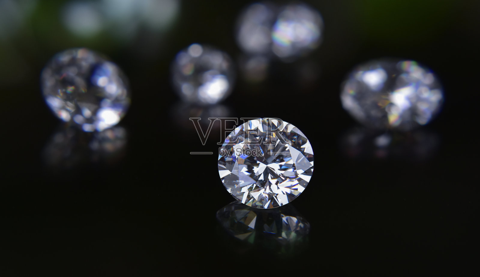 珍贵的钻石既昂贵又稀有。用于珠宝制作照片摄影图片