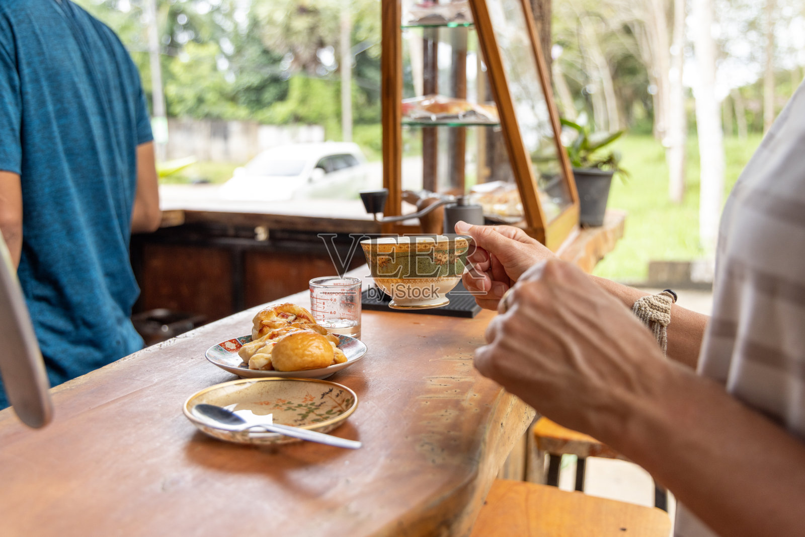 年轻女子在亚洲当地的咖啡馆喝浓缩咖啡，体验多样化的旅行照片摄影图片