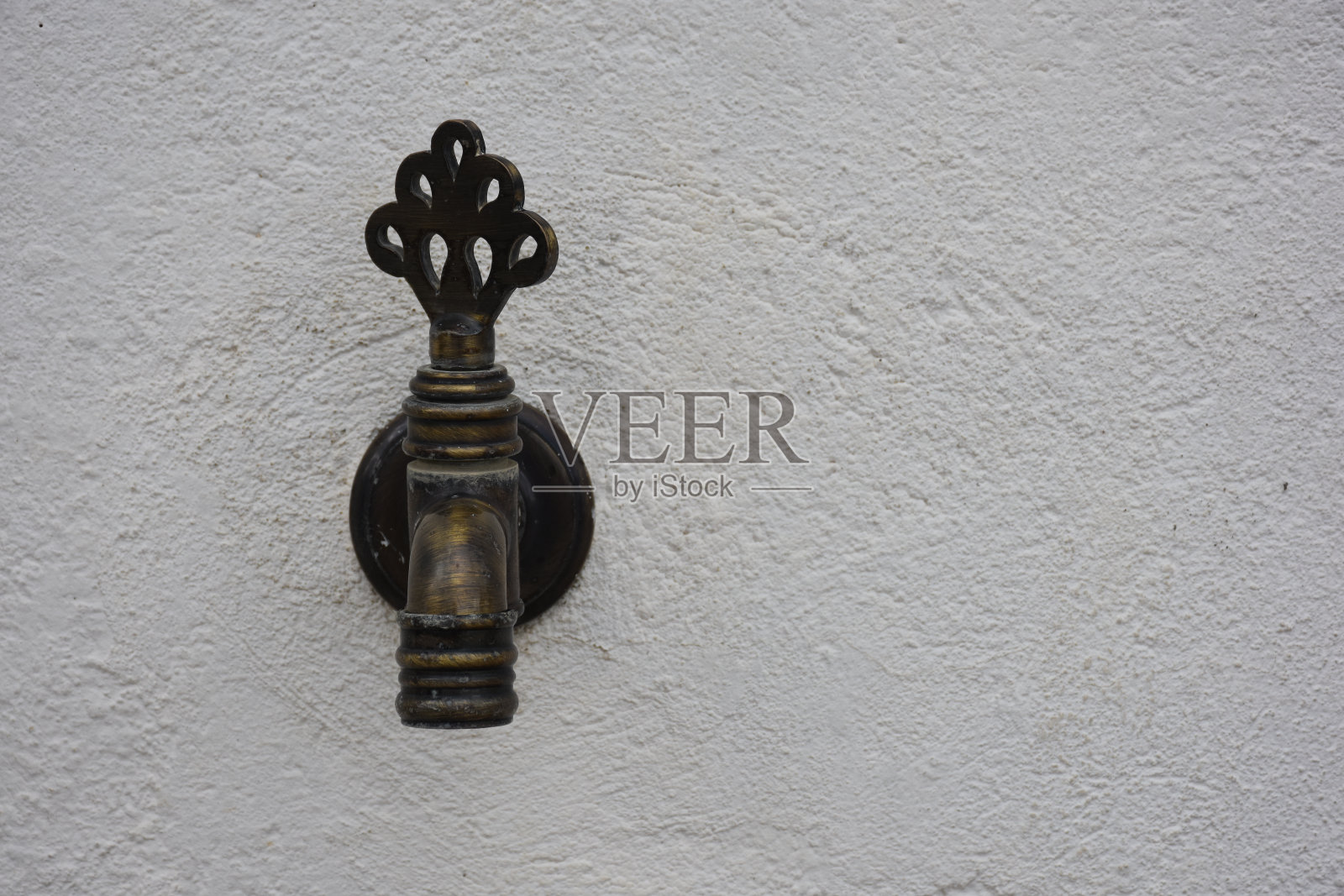 城市公园公共喷泉上的黄铜水龙头照片摄影图片