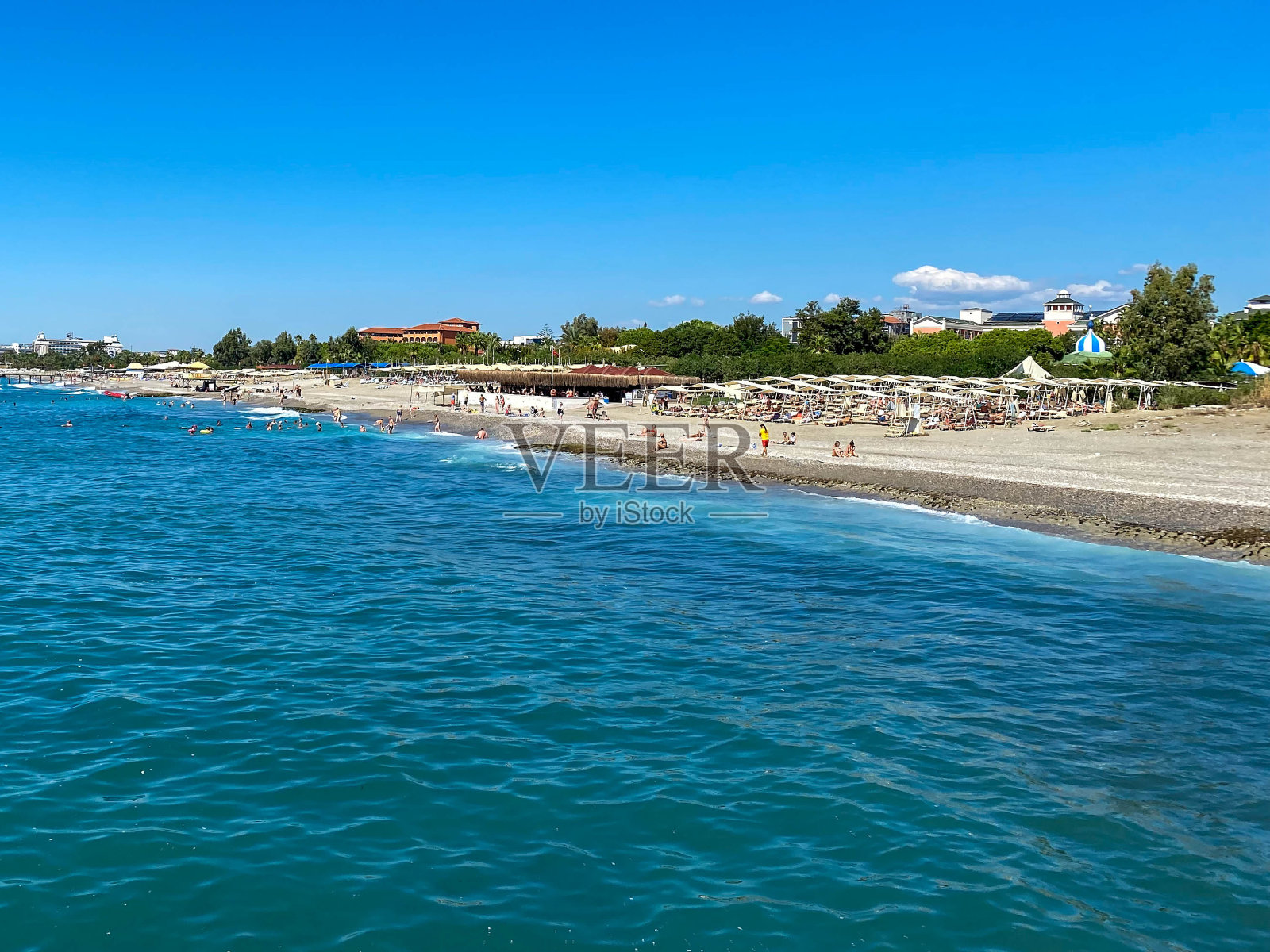 在天堂般温暖的东部热带国家度假胜地，土耳其的海滨和海滩照片摄影图片