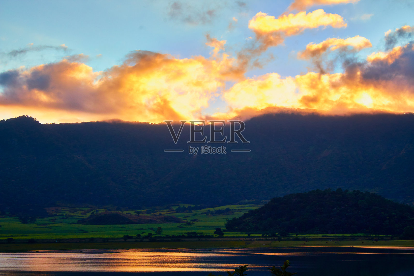 纳亚里特火山中心日落时分的泻湖照片摄影图片