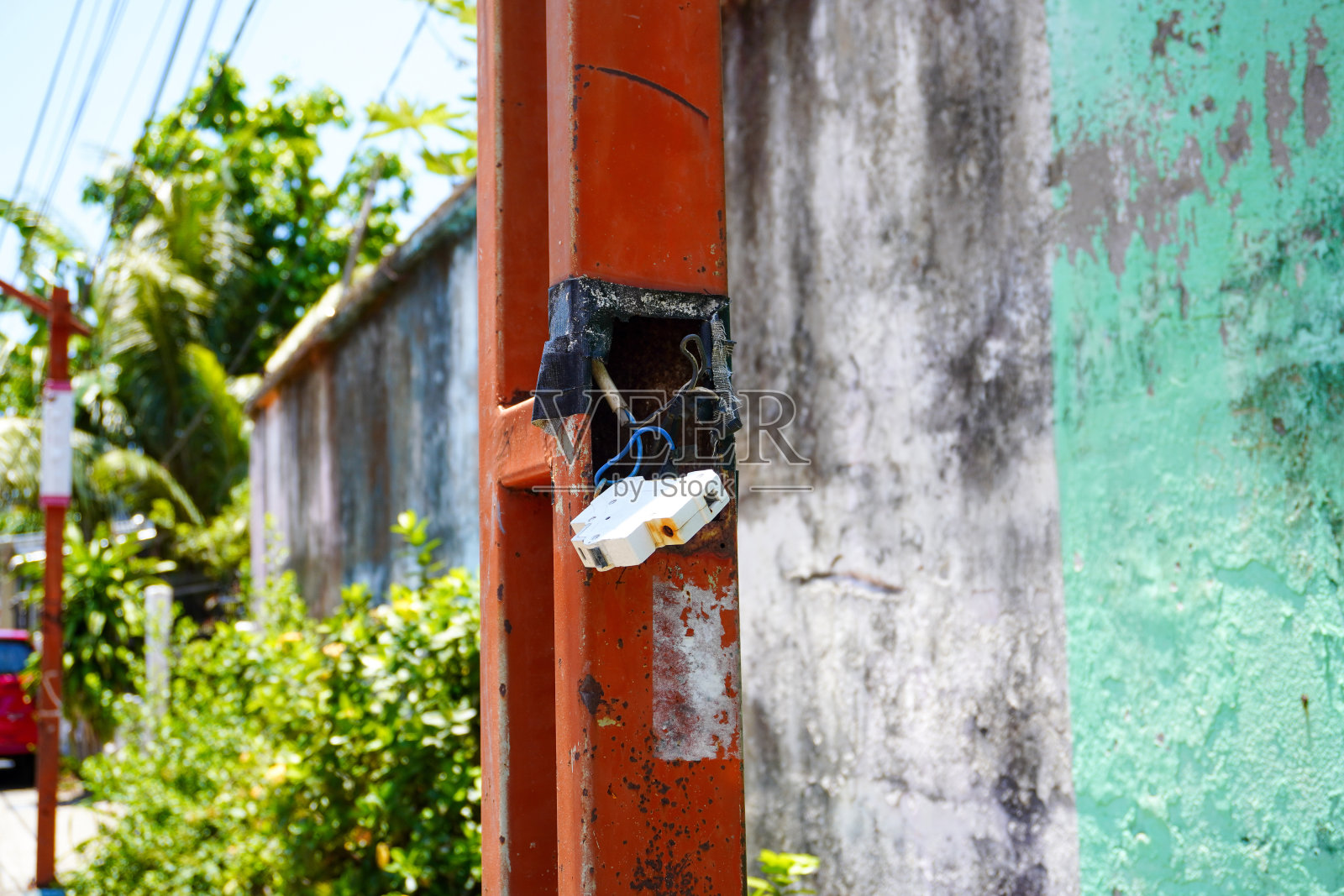 接线安装不良导致开关断路器保险丝损坏照片摄影图片