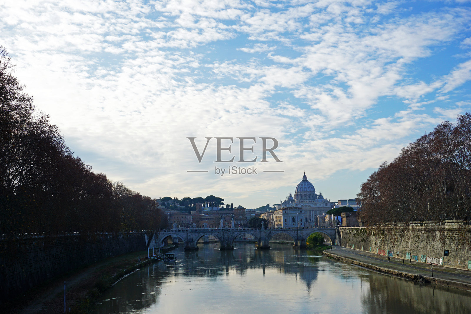 罗马建筑和欧洲建筑设计的台伯河景观和多云的蓝天照片摄影图片