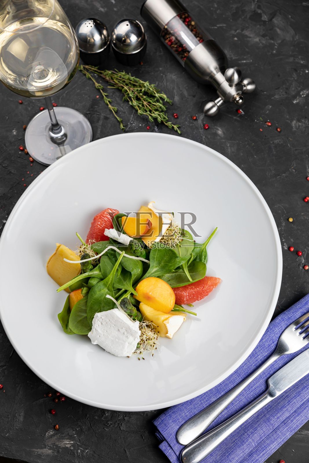 白色盘子上的奶酪和葡萄柚绿色沙拉特写照片摄影图片