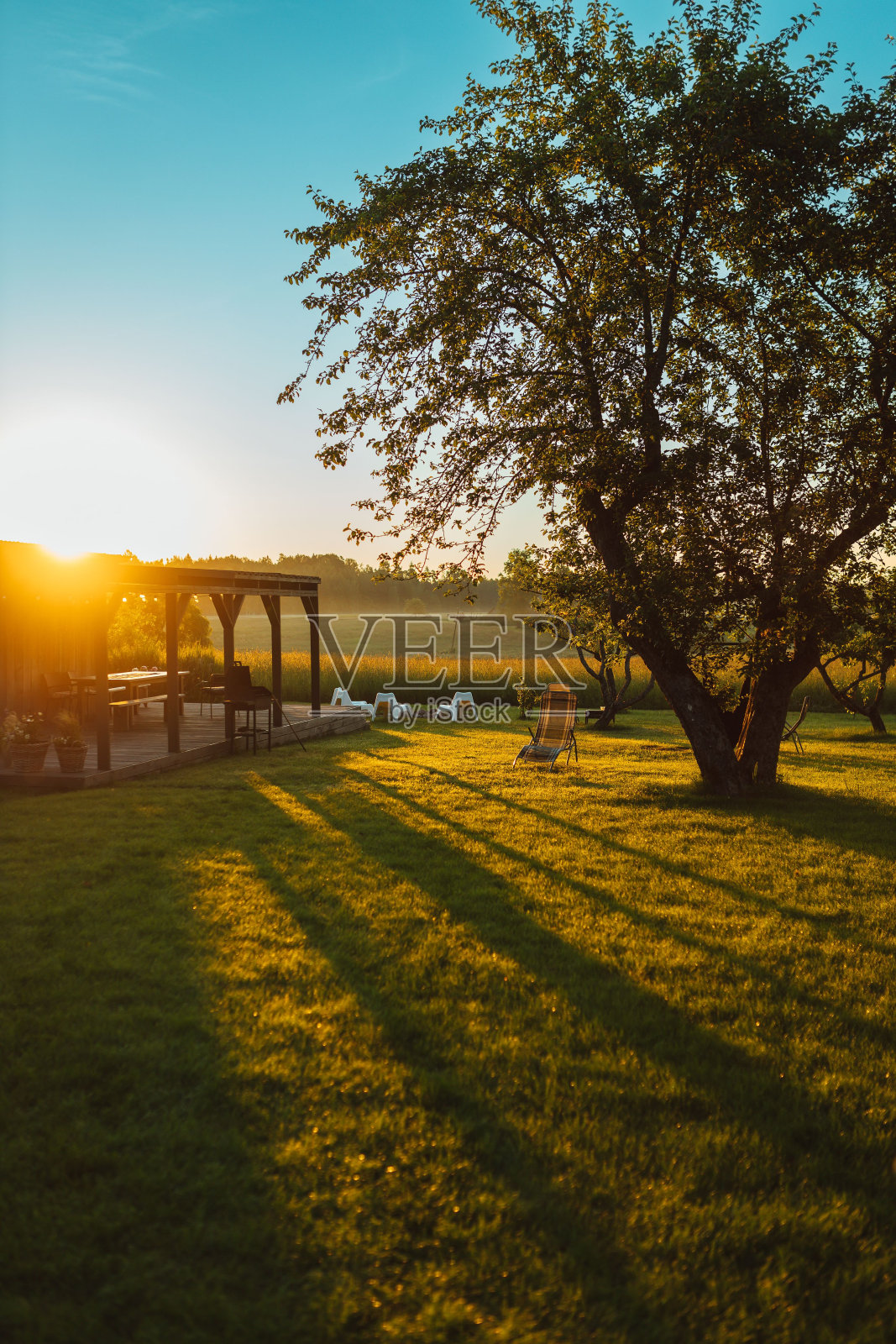 从房子里可以看到花园的金色日出照片摄影图片