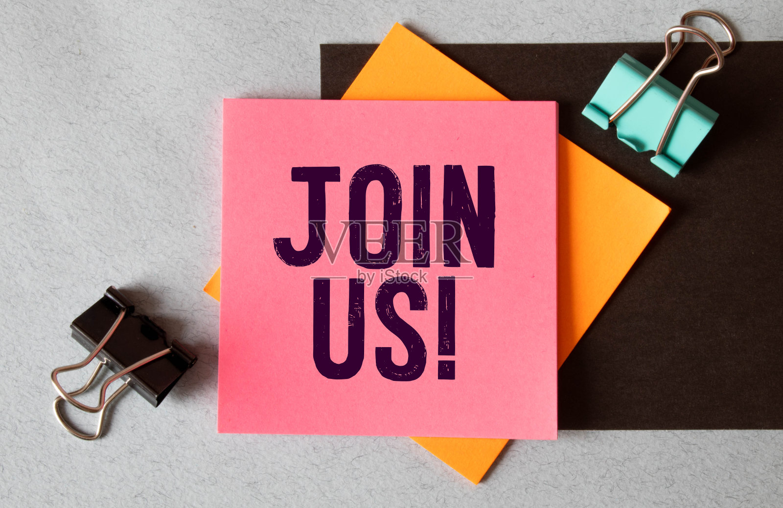 加入我们-注意在蓝色背景与复制空间的文本，模板或模型。照片摄影图片