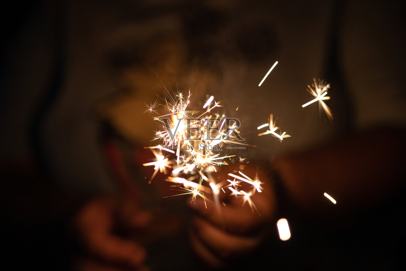 黑色背景上孤立的手牵手的烟火象征着新年和庆祝照片摄影图片