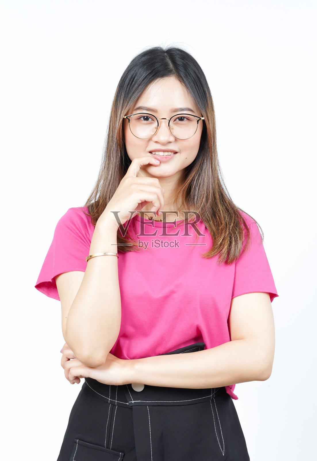 看着相机和微笑的美丽的亚洲女人孤立在白色背景照片摄影图片