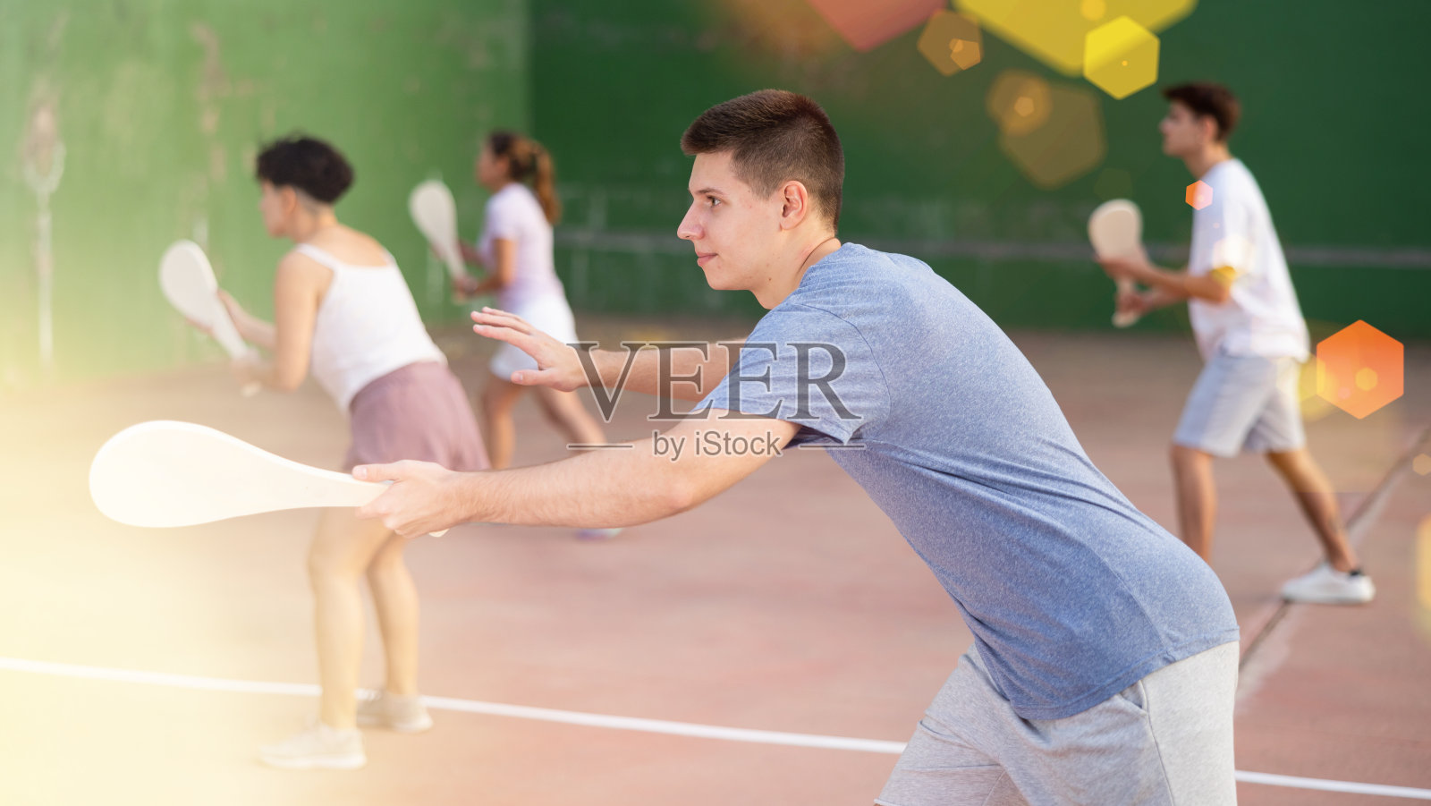 集中的年轻人paleta fronton球员击球用球拍照片摄影图片