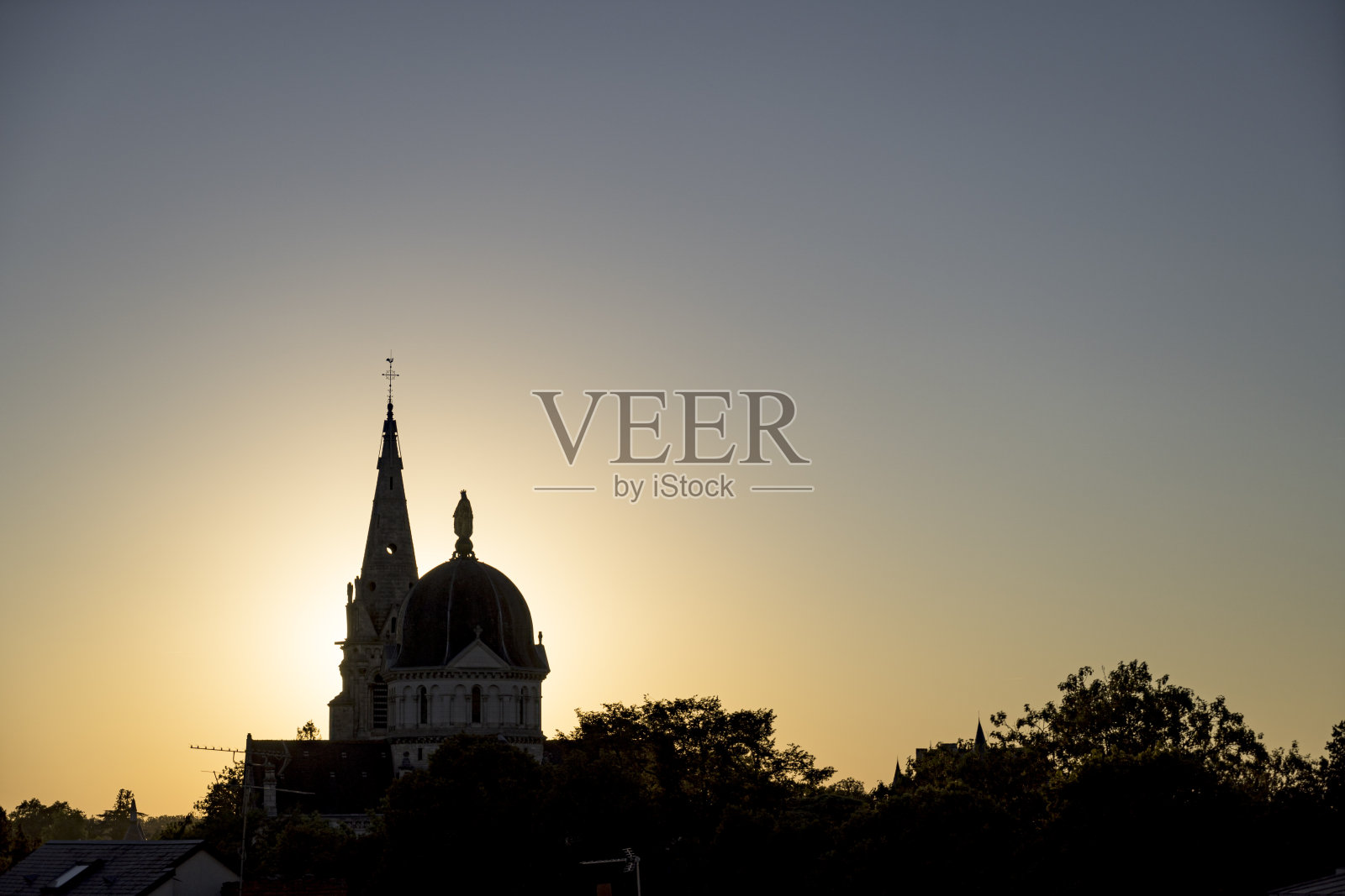 巴黎圣母院教堂在无云的金色日落时的背光，沙托鲁，因德雷，法国照片摄影图片