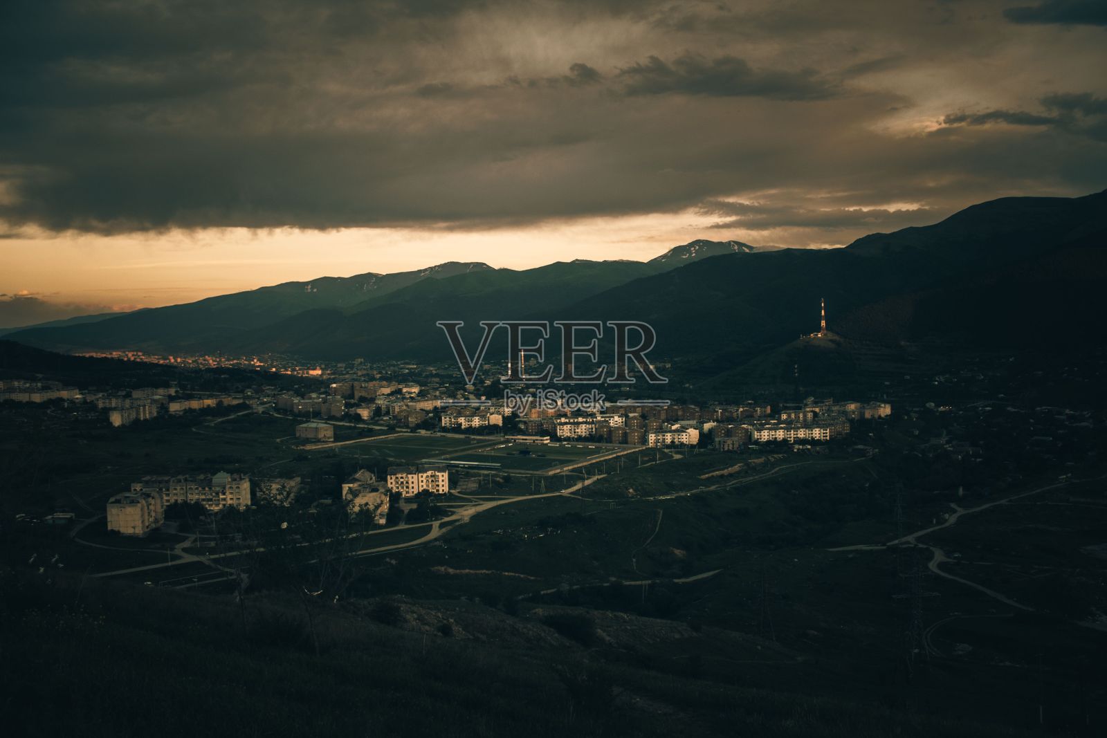 后世界末日的鸟瞰图。Vanadzor、亚美尼亚照片摄影图片