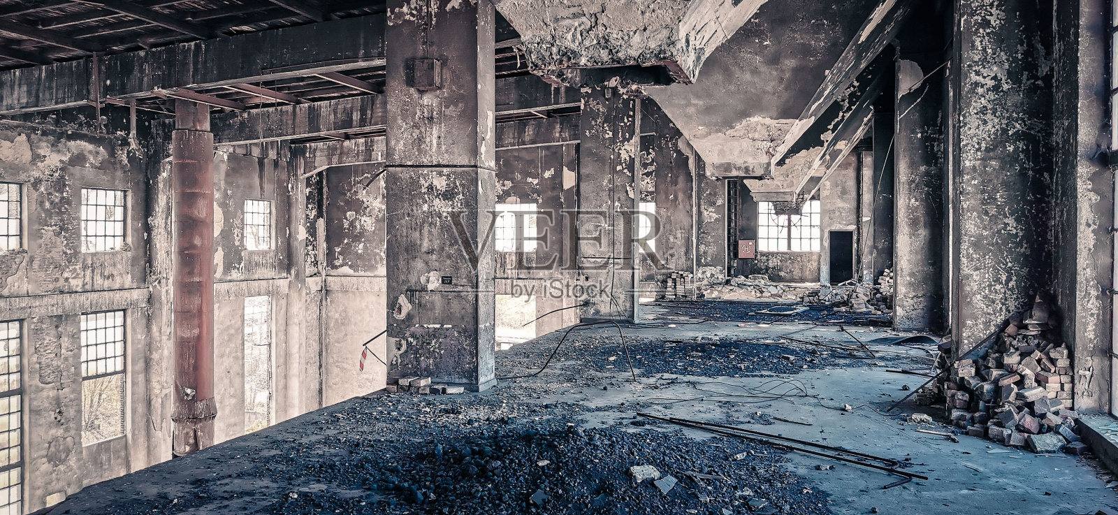全景拍摄的废弃旧建筑与柱子照片摄影图片