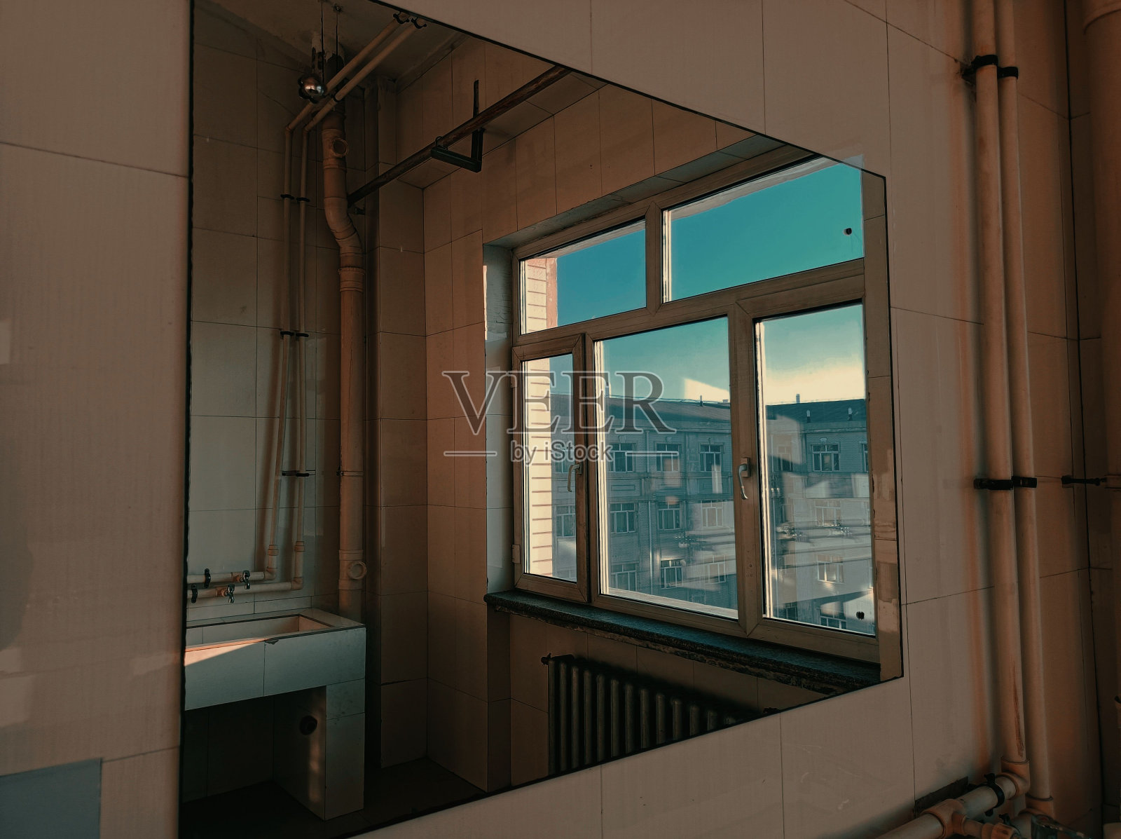 漂亮的镜子照出了公寓内部和透过窗户看到的风景照片摄影图片